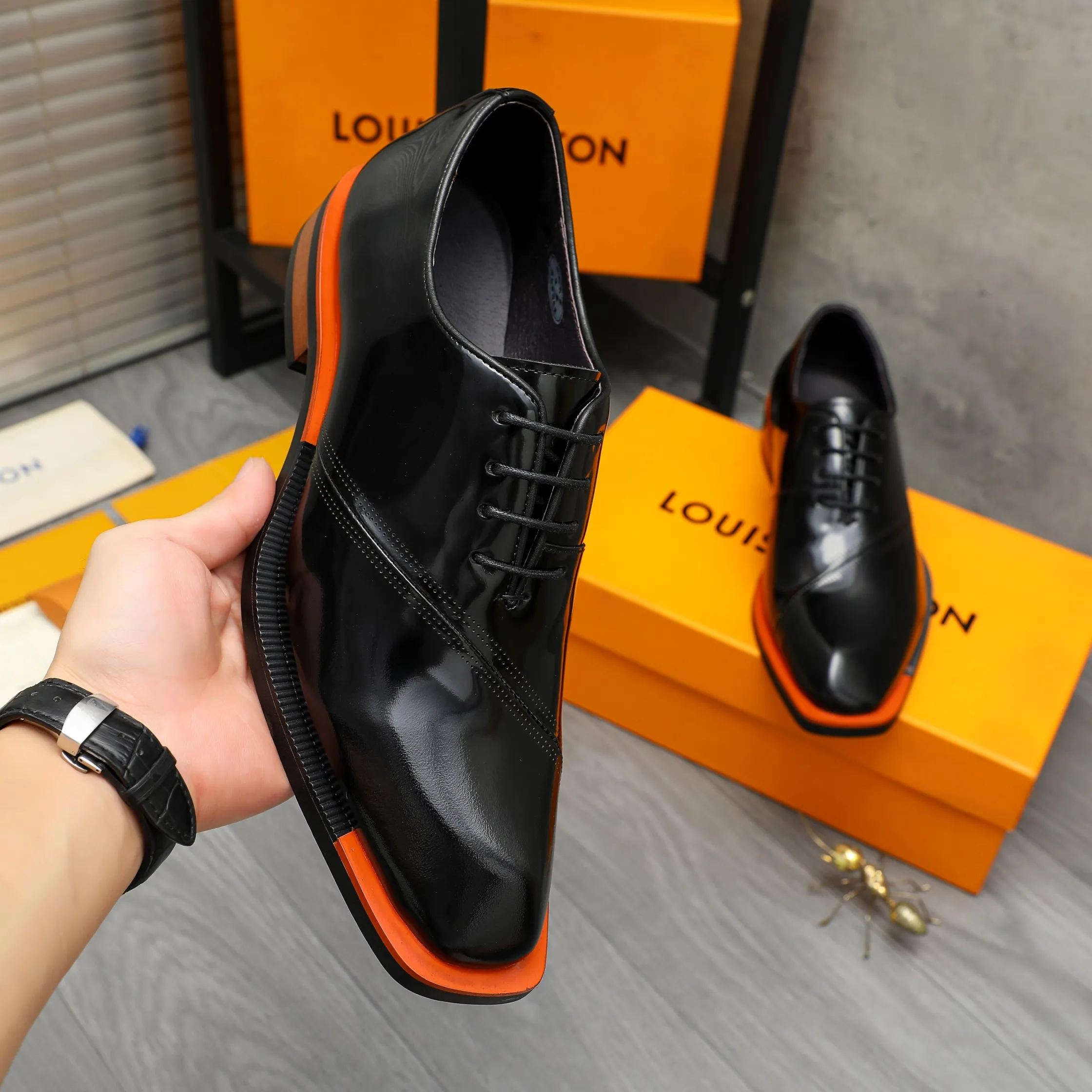 Men's shoes 💰580 Product trademark: LV "Louis Vuitton" business lace-up formal leather shoes Regular size: 37-46 Product materials: Selected pearlescent cowhide upper, pigskin lining, rubber outsole